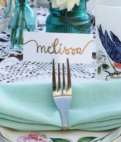 A Collection of Simple and Stylish Place Card Ideas: Just Slip a Card between a Fork ♡にて紹介している画像