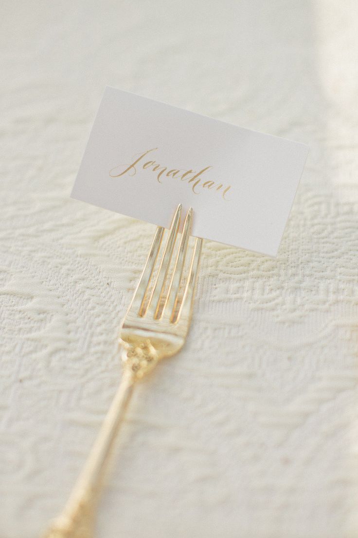 A Collection of Simple and Stylish Place Card Ideas: Just Slip a Card between a Fork ♡にて紹介している画像