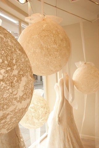 "Chic and Cute Lace: Discover 'Lace Balloons' for Venue Decoration, DIY with 100 Yen Store Materials!"にて紹介している画像