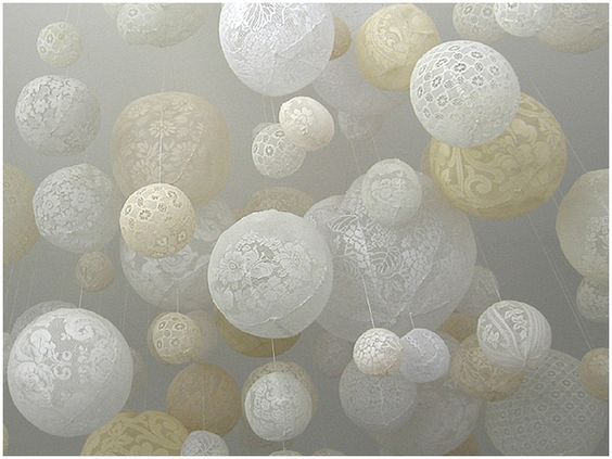 "Chic and Cute Lace: Discover 'Lace Balloons' for Venue Decoration, DIY with 100 Yen Store Materials!"にて紹介している画像