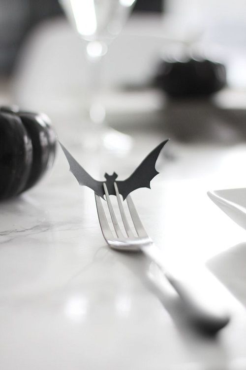 A Collection of Simple and Stylish Place Card Ideas: Just Slip a Card between a Fork ♡にて紹介している画像