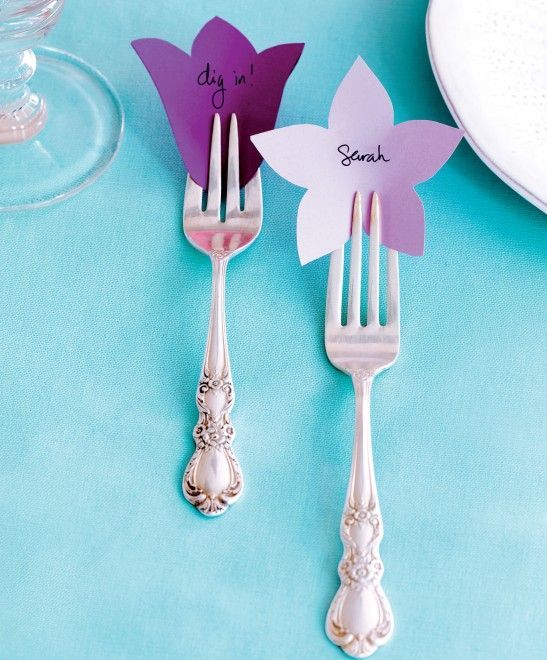 A Collection of Simple and Stylish Place Card Ideas: Just Slip a Card between a Fork ♡にて紹介している画像