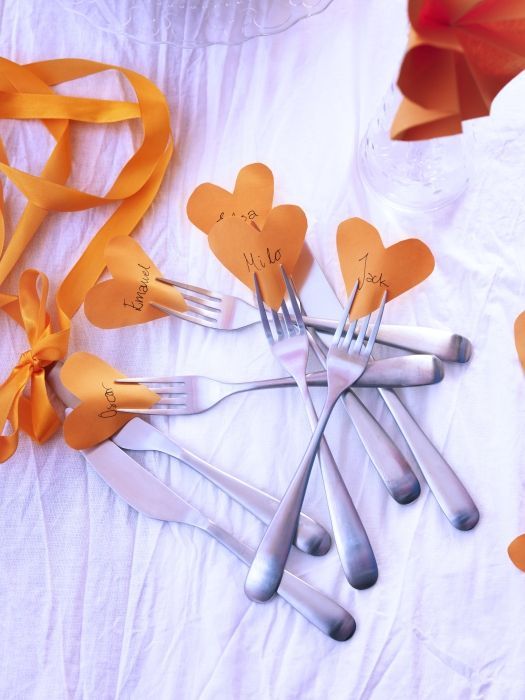 A Collection of Simple and Stylish Place Card Ideas: Just Slip a Card between a Fork ♡にて紹介している画像
