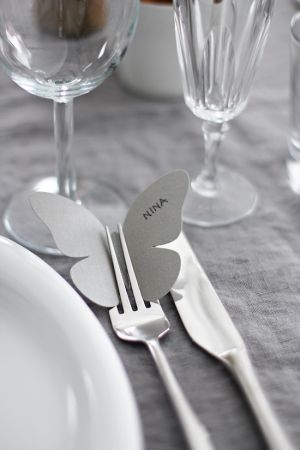 A Collection of Simple and Stylish Place Card Ideas: Just Slip a Card between a Fork ♡にて紹介している画像