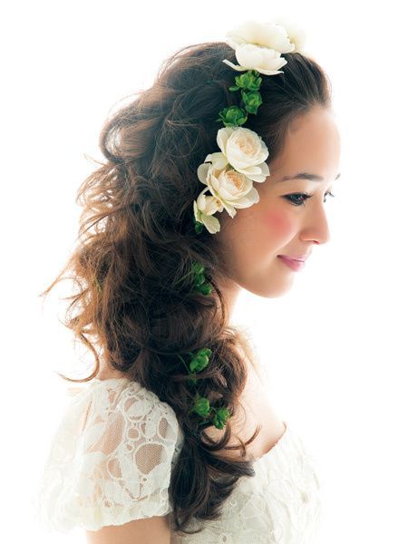 “成人可爱”的流行发型推荐♡《低发型×花卉》发型手册＊にて紹介している画像