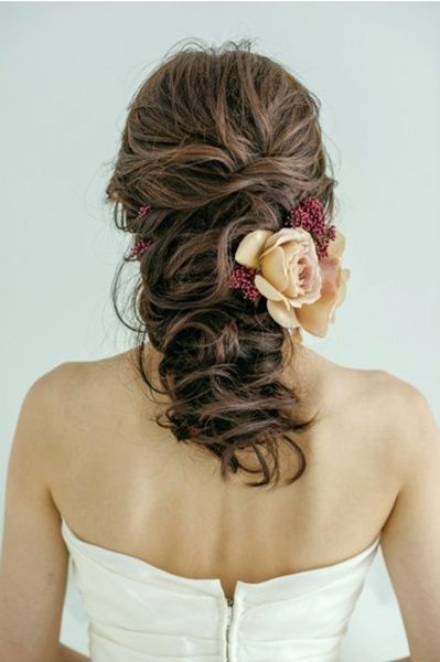 “成人可爱”的流行发型推荐♡《低发型×花卉》发型手册＊にて紹介している画像