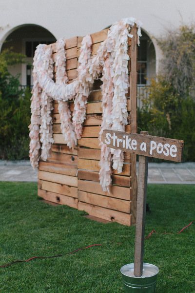 Learn from Overseas Brides: 10 Cute & Fun Stylish Photo Booth Ideas ♡にて紹介している画像