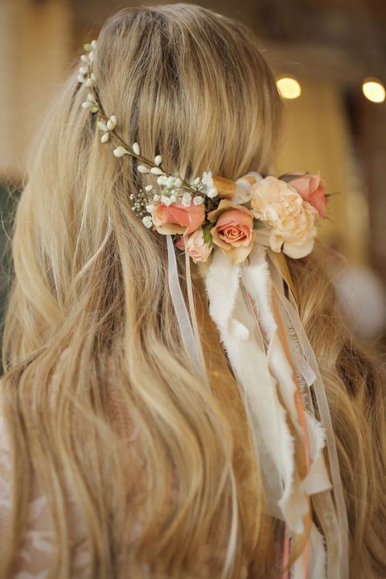Full of Feminine Charm: A Collection of Adorable Wedding Hairstyles with Pink Roses ♡にて紹介している画像