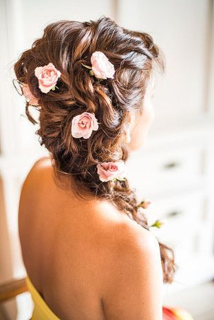 Full of Feminine Charm: A Collection of Adorable Wedding Hairstyles with Pink Roses ♡にて紹介している画像