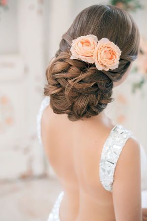 Full of Feminine Charm: A Collection of Adorable Wedding Hairstyles with Pink Roses ♡にて紹介している画像