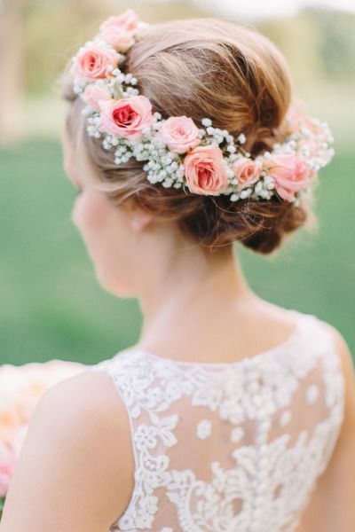 Full of Feminine Charm: A Collection of Adorable Wedding Hairstyles with Pink Roses ♡にて紹介している画像