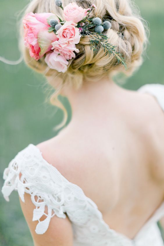 Full of Feminine Charm: A Collection of Adorable Wedding Hairstyles with Pink Roses ♡にて紹介している画像
