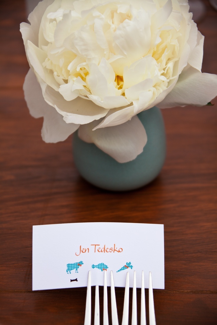 A Collection of Simple and Stylish Place Card Ideas: Just Slip a Card between a Fork ♡にて紹介している画像