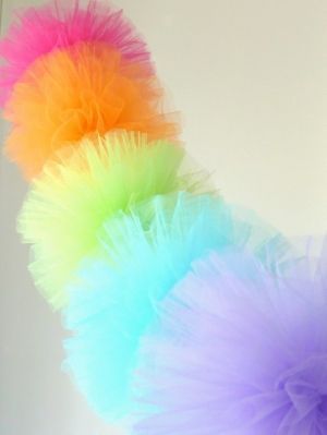 Fluttering Colorful Decorations: Adorable 'Paper Pom Poms' - How to Use Themにて紹介している画像