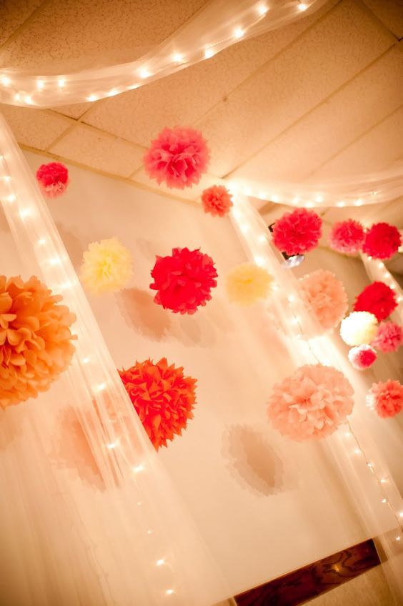 Fluttering Colorful Decorations: Adorable 'Paper Pom Poms' - How to Use Themにて紹介している画像