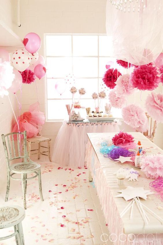 Fluttering Colorful Decorations: Adorable 'Paper Pom Poms' - How to Use Themにて紹介している画像