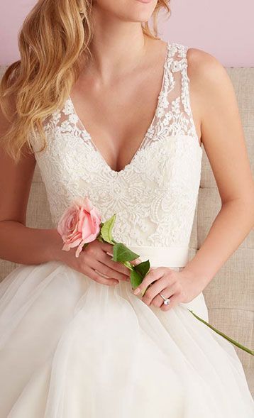 思わずため息が出ちゃう…♡レースが印象的なwedding dressコレクションにて紹介している画像