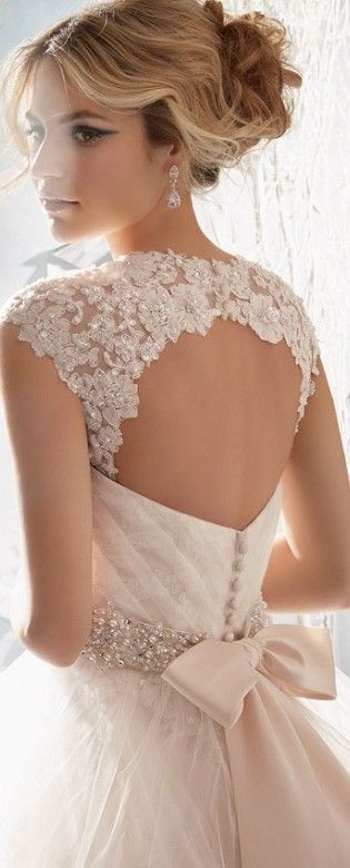 思わずため息が出ちゃう…♡レースが印象的なwedding dressコレクションにて紹介している画像