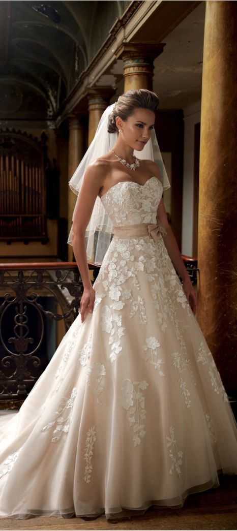 思わずため息が出ちゃう…♡レースが印象的なwedding dressコレクションにて紹介している画像